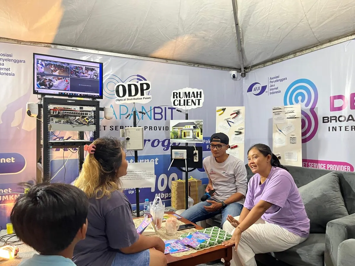 Tim marketing DelapanBit memberikan explanation layanan internet kepada calon pelanggan di booth pameran
